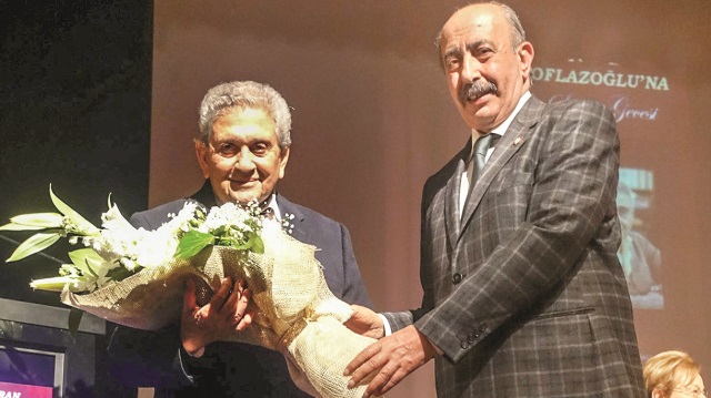 ​Tiyatro yazarı, şair, çevirmen ve eleştirmen Turan Oflazoğlu için saygı gecesi düzenlendi. 