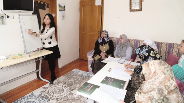  9 kadın bir evde açılan kursta okuma yazma öğreniyor. 