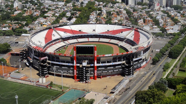 River Plate'in maçlarını oynadığı Monumental Stadyumu 61 bin kişilik kapasiteye sahip.