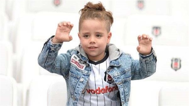 6 yaşındaki Ricky Beşiktaş'ın altyapısında top koşturuyor.