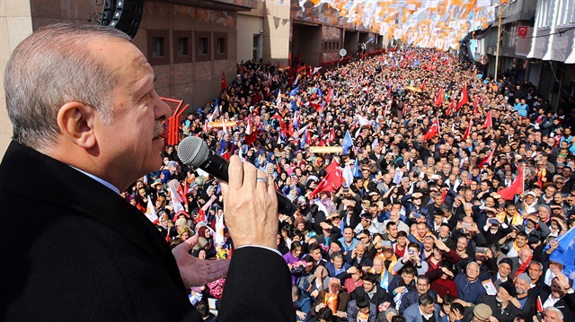 Cumhurbaşkanı Erdoğan, AK Parti'nin Bağcılar, Güngören ve Beyoğlu ilçe kongrelerine katıldı. Erdoğan, kongrelerin yapıldığı salonlara sığmayan binlerce vatandaşa seslendi.
