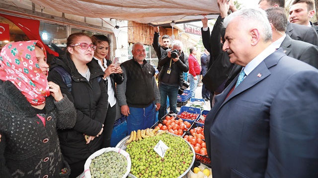 Başbakan Yıldırım, Cuma namazı sonrası esnafı ziyaret ederek bir süre sohbet etti.