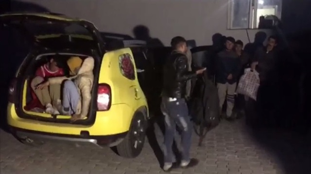 Erzurum’da 502 kaçak göçmen yakalandı. Bir ticari taksiden 12 kaçak göçmen çıktı.