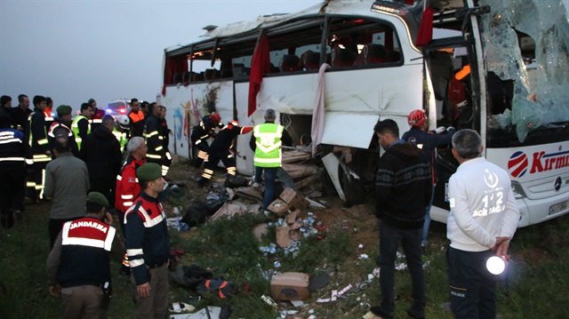 Aksaray'da yolcu otobüsünün devrilmesi sonucu 4 kişi hayatını kaybetti. 