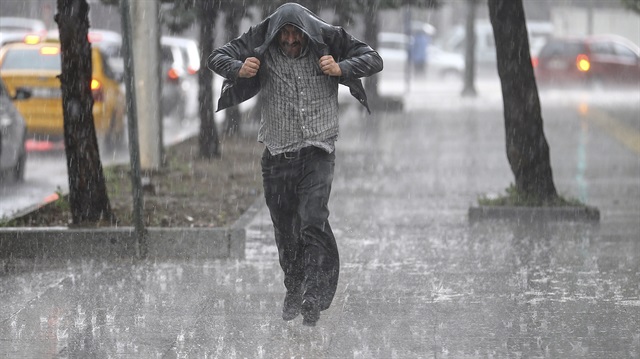 İstanbul'da sağanak yağış etkili oluyor...