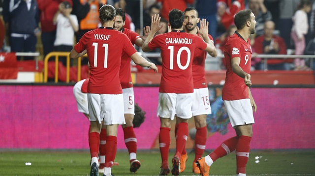 Mehmet Topal'ın attığı gol sonrası milli takım futbolcuları büyük sevinç yaşadı.