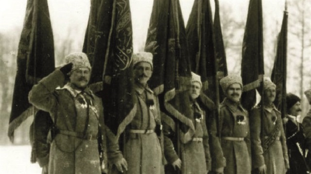 1916 yılında Erzurum'u işgal eden Rusların Türklere ait 9 alay sancağını ele geçirmesiyle ilgili ilk kez bir adım atıldı. Sancakların iade edilmesi için çalışmalar başlatıldı.