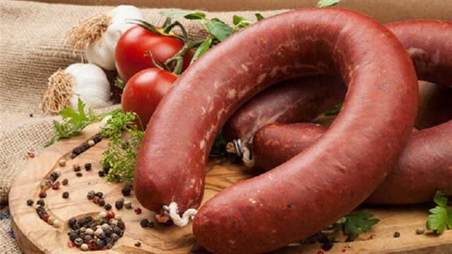 Türkiye’nin en büyük gıda firmalarından birinin 'Uzun sosis avantajlı' paketinde ise ‘baş eti’ görüldü. 
