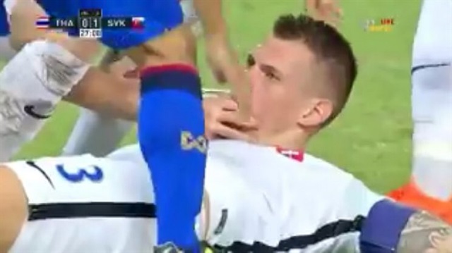 Martin Skrtel, Tayland'ı 3-2 yendikleri maçta ölümden döndü. Yıldız futbolcuyu takım arkadaşı kurtardı.
