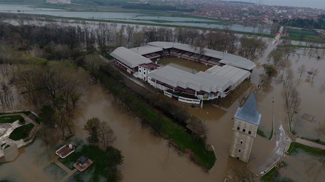 Edirne'deki sağanak yağışın ardından Kırkpınar güreşlerinin yapıldığı Er Meydanı da sular altında kaldı.