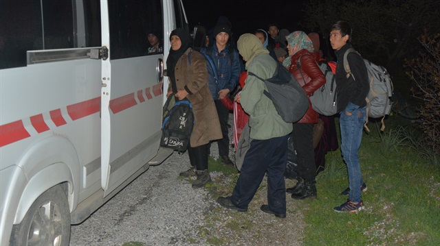 Yasa dışı yollarla Yunanistan'a geçmeye çalışan mülteciler Çanakkale'de gözaltına alındı.