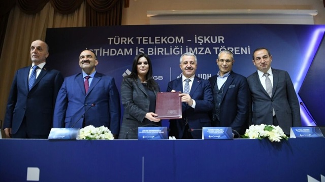 Ulaştırma Denizcilik ve Haberleşme Bakanı Ahmet Arslan ve Çalışma ve Sosyal Güvenlik Bakanı Jülide Sarıeroğlu himayelerinde, Türk Telekom ile İŞKUR arasında 2 bin 500 tekniker alımı için protokol imzaladı.