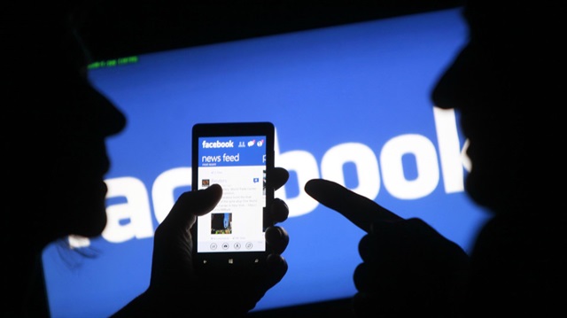 Facebook'un kişisel bilgileri satış krizi