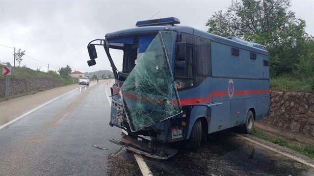 Cezaevi aracının kaza yapması sonucu 5 asker ile sürücü ve mahkum yaralandı. - Arşiv