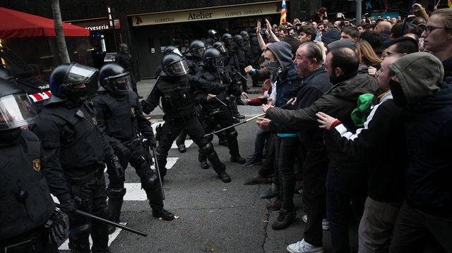 Polis ile göstericiler çatıştı