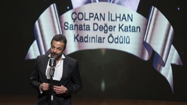 Oyuncu Kerem Alışık, annesi Çolpan İlhan ve babası Sadri Alışık'a duyduğu özlemi dile getirdi.