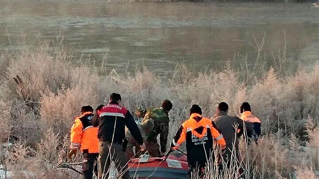 Meriç Nehri'nden yasa dışı geçmeye çalışırken hayatını kaybeden mültecilerin cenazeleri nehirden çıkarılıyor. Arşiv.