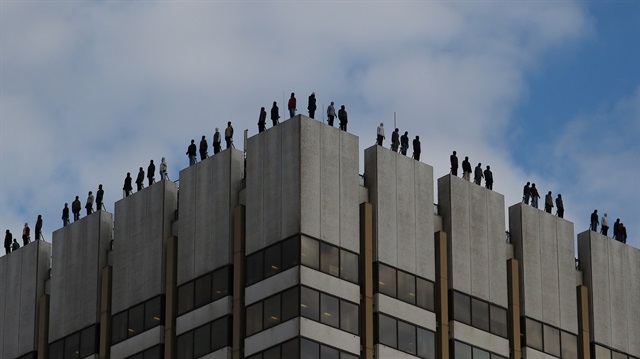 İngiltere'de artan intihar vakalarına dikkat çekmek için bir binanın çatısına 84 adet heykel dikildi. (Fotoğraf: Reuters)
