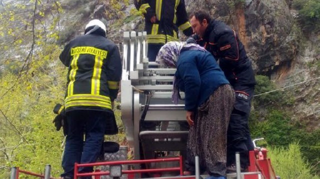 İtfaiye ve AFAD ekipleri, merdiven uzatıp karı kocayı kurtardı. 