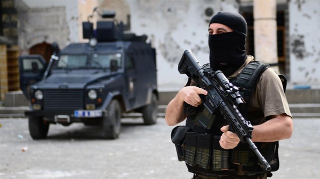 Teröristlerin Diyarbakır'daki hain saldırısının ardından bölgeye çok sayıda güvenlik ekibi yönlendirildi.