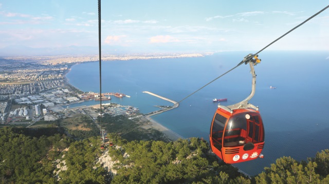 Antalya projeleri ile Türkiye’ye örnek oluyor. 