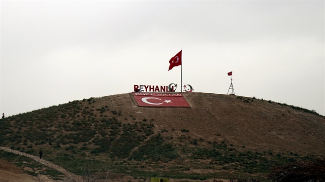 Alana dikilen 12 metre uzunluğundaki direğe 35 metrekarelik Türk bayrağı çekildi.