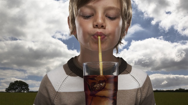 Evde çocuk varsa sofranızda gazlı içecekler yerine su, süt ve ayran bulundurun.