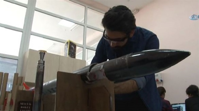 طلاب جامعة تركية يخترعون"صاروخ" كمشروع لتخرجهم