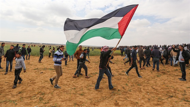 Filistin'de "Büyük Dönüş Yürüyüşü" çağrısına katılmak için halk, sınıra doğru yürümeye başladı.