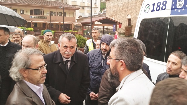 Namaz sonrası Mustafa Armağan, kardeşi Mehmet Armağan ve aile yakınları taziyeleri kabul etti.