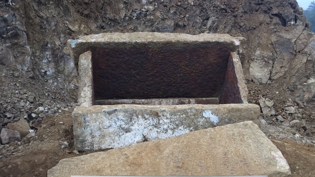 Bolu'da Roma dönemine ait lahit mezar bulundu. 

