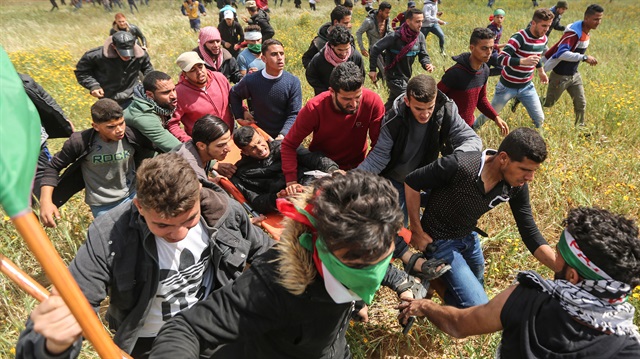 İşgalci İsrail, Filistinlilerin 'Büyük Dönüş Yürüyüşü'ne saldırması sonucunda şehit ve yaralılar var.