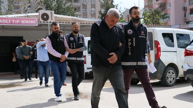 Adana'da dilencilere takım elbise giydirip kredi çektiren örgüte yönelik operasyon düzenlendi.