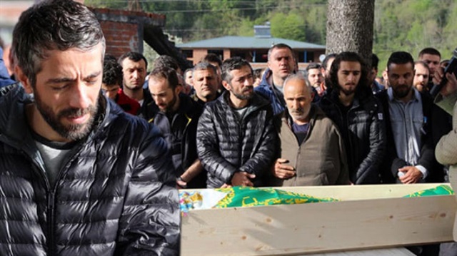 Cenazeye Resul Dindar'ın ve ailesinin sevenleri katıldı. 