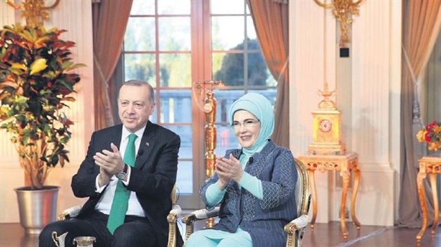 Erdoğan çifti, "Okuma Yazma Seferberliği"ne destek vermişlerdi.