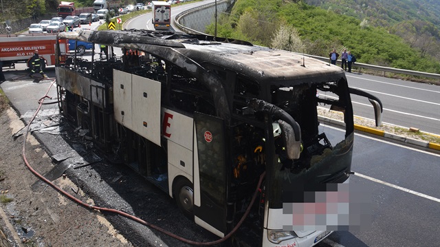 Düzce'de yanan otobüs kullanılamaz hale geldi.