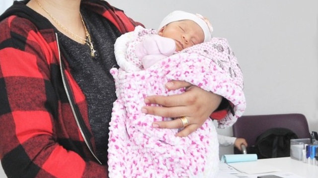 Mersin'de 2 günlük bebeğin karnından ameliyatla 10 santimetrelik kist çıkarıldı.