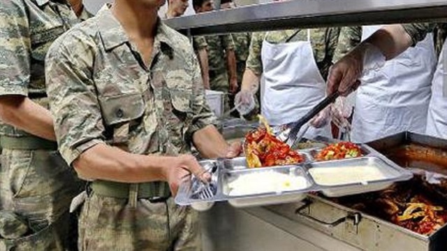 Ankara'da 52 asker hastaneye kaldırıldı. Askerlerin yedikleri yemekten rahatsızlanmış olabileceği değerlendiriliyor.