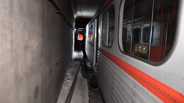 Ankara'da iki metro treni, Ulus makas bölgesinde kaza yaptı. 