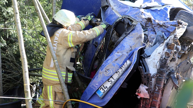 Çekmeköy'de meydana gelen kazada lüks araç kullanılmaz duruma geldi.