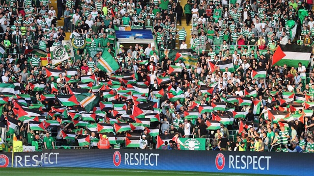 Celticli taraftarlar İsrail'in Filistin'e olan saldırgan tutumunu Filistin bayraklarıyla protesto etmeye devam ediyor.