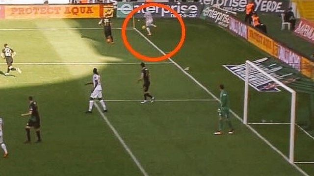 Başakşehir'in golü öncesinde Elia'nın tartışma çıkartan pozisyonu. 