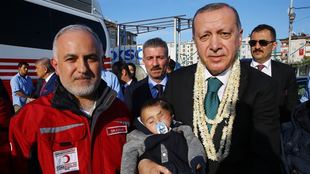 Erdoğan, Kerim bebek ve ailesiyle Hatay'da bir araya geldi.