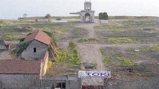 Turan, “Ataköy sahilinde yapılacak projeyi Cumhurbaşkanı Recep Tayyip Erdoğan’a sunduk. İBB ile birlikte projeyi hayata geçireceğiz. Artık burası milletin malıdır. İmar planlarını da iptal ettireceğiz” diyor.