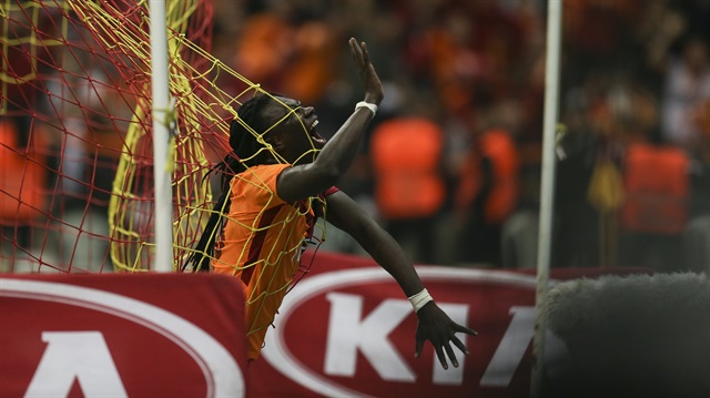 Bafetimbi Gomis, Galatasaray'ın Trabzonspor karşısındaki 2. golünü attı ve böyle sevindi. 