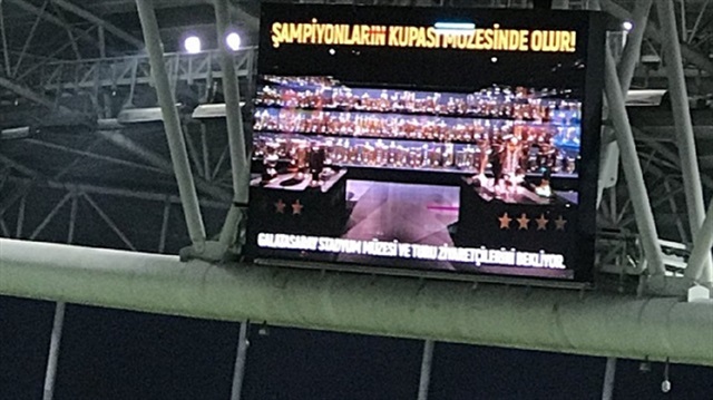 Galatasaray taraftarının Trabzonspor maçından sonra skorboarda yansıtttığı görüntü. 