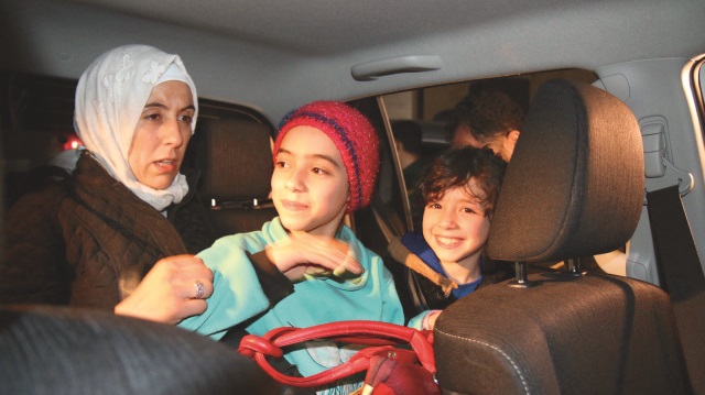 Nur ve Ela kardeşler, anneleri Şems Hatip ve babaları Hussam Al Humrawz gece yarısı operasyonuyla Hatay’a getirildi.