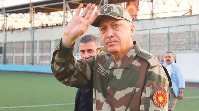 Cumhurbaşkanı Erdoğan sınır birliklerine hareketinden önce askeri kamuflaj giydi. 