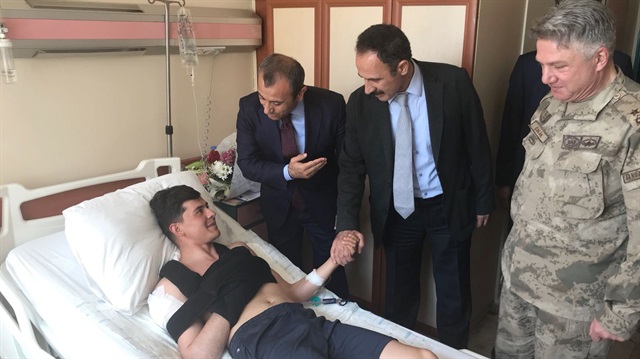 Tunceli'deki çatışmada omuzundan hafif yaralanan askeri o anları kendisini ziyarete gelen yetkililere anlattı.