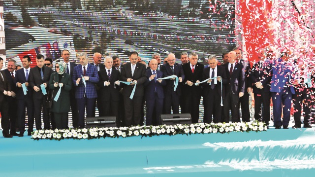 Açılış törenine katılan Çevre ve Şehircilik Bakanı Mehmet Özhaseki de katıldı